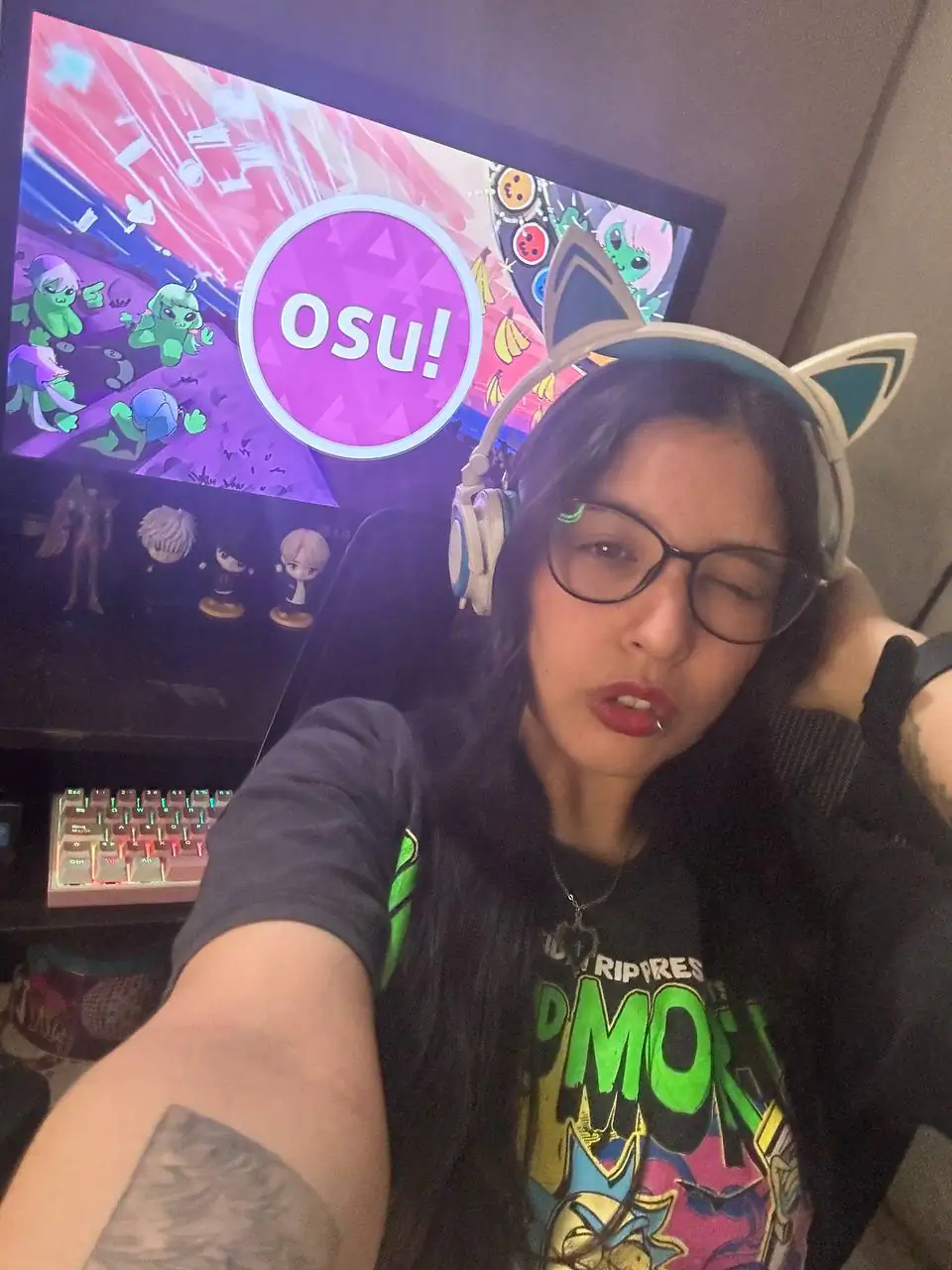 Neko Yumi playing games